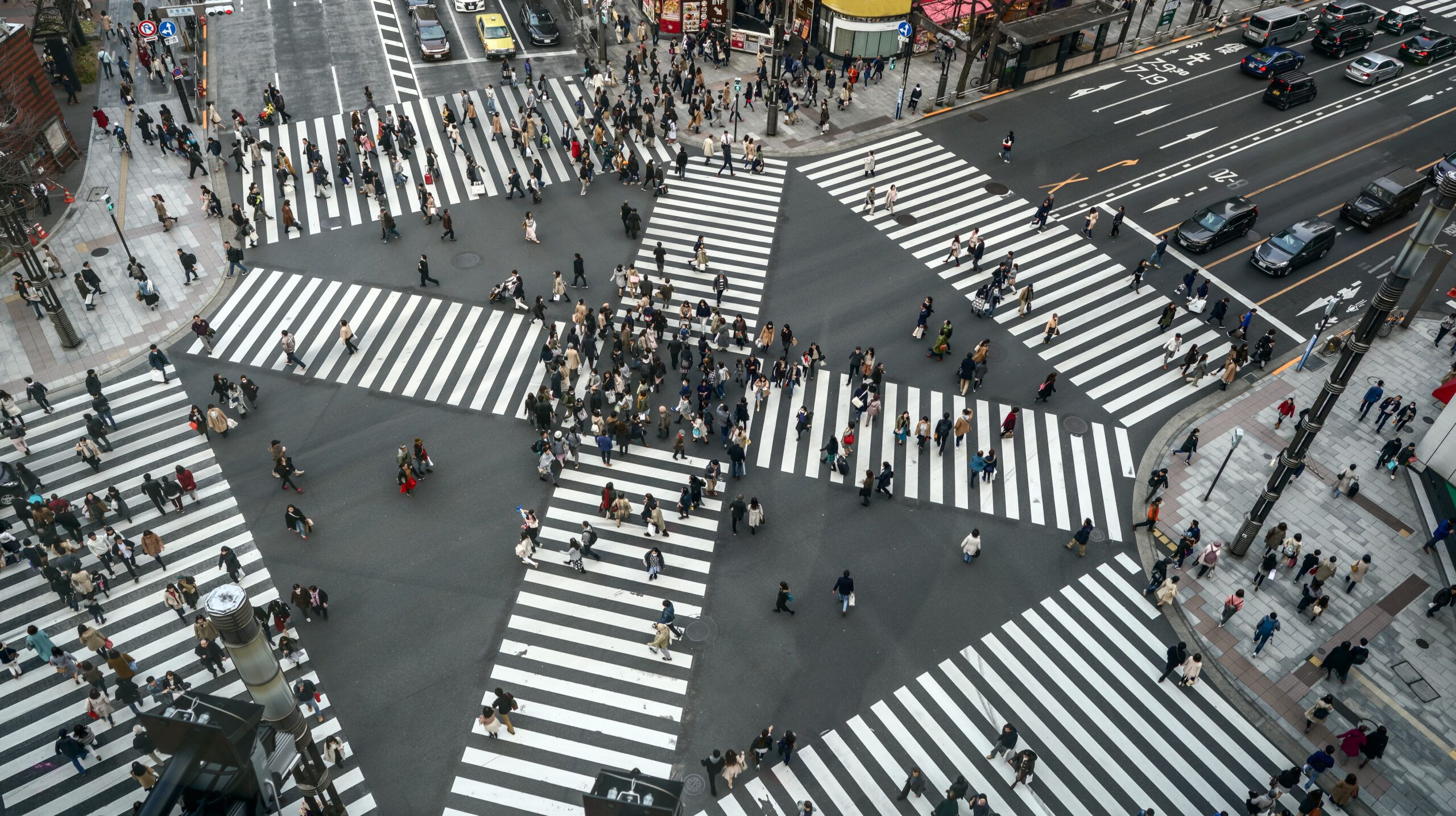 Пешеходам в китае. Токио перекресток Сибуя. Самый большой перекресток в Токио. Сибуйский диагональный пешеходный переход. Сибуйский диагональный пешеходный переход в Токио.